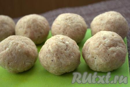 Из фарша влажными руками сформировать шарики - тефтельки (размер тефтелек выбирайте сами). Сформированные тефтели отправить в холодильник.