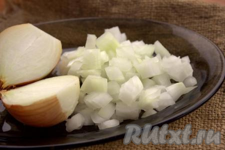 Пока тефтели в холодильнике, можно заняться приготовлением томатно-овощной подливы, для этого нужно очистить и мелко нарезать 1 луковицу.