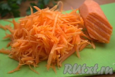 Очистить морковь и натереть на крупной тёрке.