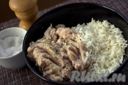 В глубокой миске соединить фарш, лук и рис, приправить солью и перцем по вкусу и хорошо перемешать получившийся фарш.