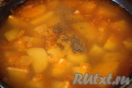 В кипящую томатно-овощную подливу выложить картошку, довести до кипения, посолить по вкусу и приправить чёрным молотым перцем.