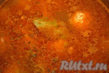 Затем к картошке добавить тефтельки и лавровый лист, уменьшить огонь. Накрыть сковороду крышкой и тушить картошку с тефтелями 25-30 минут (время приготовления зависит от сорта картофеля). Картошины должны стать мягкими и легко прокалываться ножом.