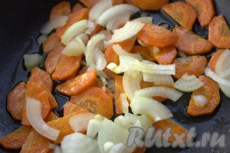 Разогреть растительное масло в сковороде, выложить нарезанные лук и морковку, обжаривать на среднем огне до прозрачности овощей (в течение 5-7 минут), иногда помешивая.