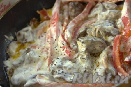 Сковороду накрыть крышкой и тушить куриную печенку с болгарским перцем на самом минимальном огне, примерно, 10 минут.