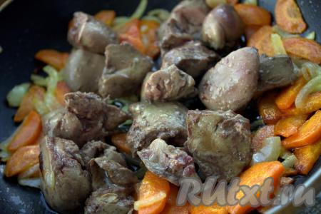 Затем в сковороду к овощам выложить куриную печень и обжаривать её со всех сторон на среднем огне, примерно, 7-8 минут (в результате обжаривания при прокалывании печени из неё должен выделяться прозрачный сок без примесей крови). Посолить, посыпать любимыми специями, перемешать.