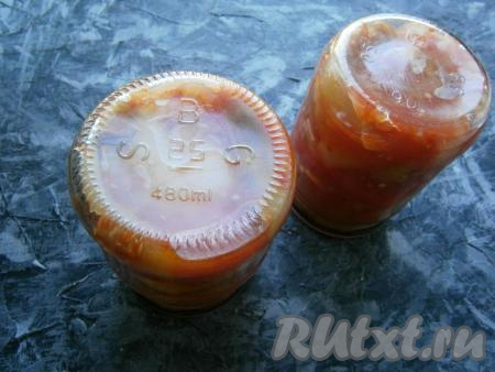 Закрутить прокипячёнными крышками,&nbsp;банки перевернуть и укутать.