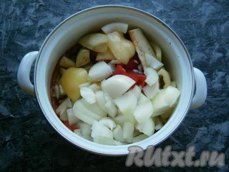 Нарезанные болгарский перец, баклажаны и лук выложить в кастрюлю с томатным пюре, перемешать, довести до кипения на среднем огне.