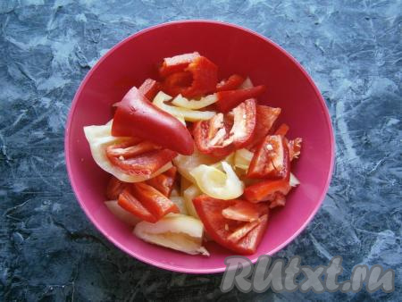 Болгарский перец очистить от семян, крупно нарезать.