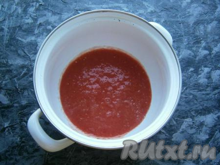 Измельчить помидоры в блендере (или прокрутить на мясорубке), перелить получившееся томатное пюре в кастрюлю, поставить на огонь и дать закипеть.