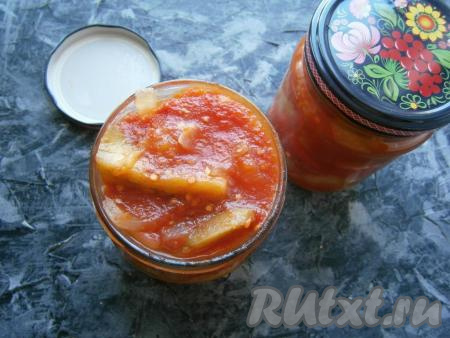 Готовое лечо из баклажанов разложить по простерилизованным банкам.