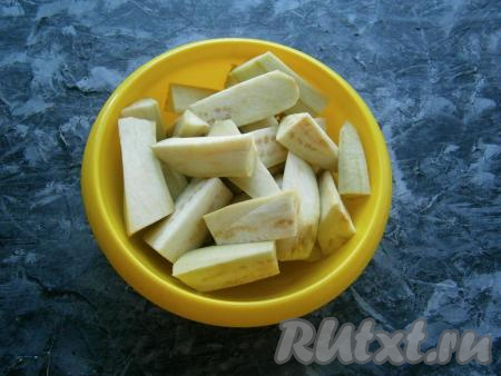 Очищенные баклажаны нарезать довольно крупными брусочками.
