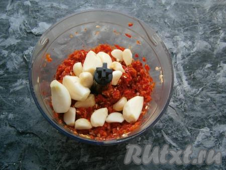 Измельчить перец блендером, добавить чеснок.