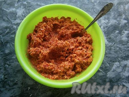 Ещё раз включить блендер на несколько минут, чтобы всё вместе смешалось и хорошо измельчилось. Массу&nbsp;переложить в миску.
