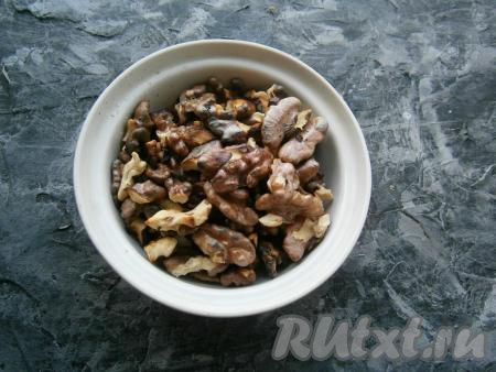 Грецкие орехи поджарить на сухой сковороде, остудить.