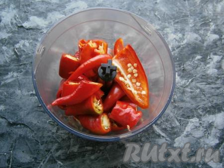 У перцев отрезать хвостики. Нарезать острые перцы на 2-3 части и поместить в чашу блендера. Семена можете удалить или, по желанию, оставить их.