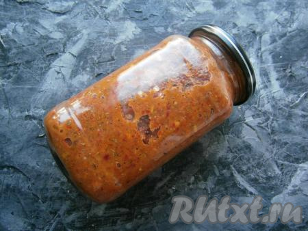 Разложить острую аджику по простерилизованным баночкам, закрутить прокипячёнными сухими крышками.