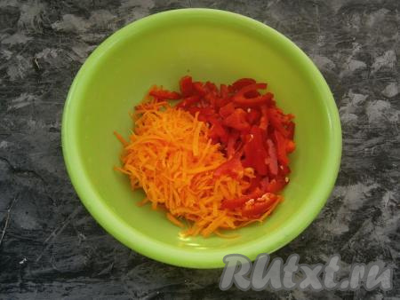Морковь и&nbsp;чеснок очистить, удалить из болгарского перца плодоножку с семенами. Перец болгарский нарезать соломкой, морковь натереть на крупной тёрке.