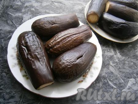 У баклажанов отрезать хвостики. Поместить баклажаны в кастрюлю с водой, отправить на огонь, добавить 2-3 столовые ложки соли. После закипания воды уменьшить огонь и варить баклажаны минут 5-7. Варёные баклажаны остудить.