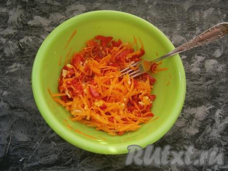 Хорошенько перемешать овощи.