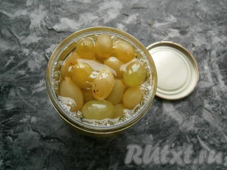 И сразу же полностью залить виноград в банке кипящим маринадом.