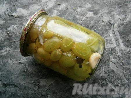 Закатать банку, а затем перевернуть, укутать и оставить до полного остывания.