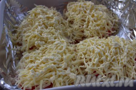 Слегка смазать майонезом.&nbsp;Я&nbsp;сделала майонезную сеточку при помощи кондитерского мешка. В мешок поместила майонез и отрезала уголок (не больше одного миллиметра). Запекать куриное&nbsp;филе под&nbsp;помидорами и сыром в духовке, разогретой до 180 градусов, минут 25-30.