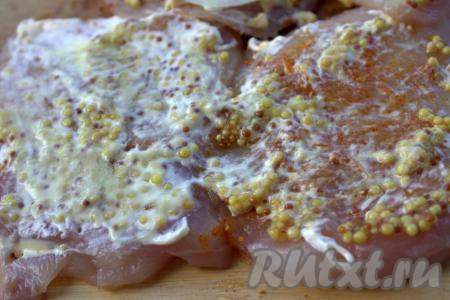 Далее филе смазать зернистой горчицей, отставить в сторонку минут на 15-20.