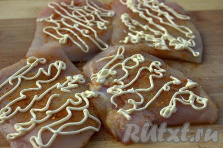 Отбитое мясо с обеих сторон посолить и приправить по вкусу (я использовала приправу для курицы), нанести майонезную сеточку.