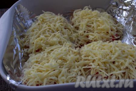 На каждый кусок филе разложить пышной "шапочкой" сыр.&nbsp;