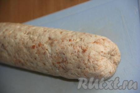 Готовую колбасу полностью остудить, а затем очистить от пищевой плёнки.