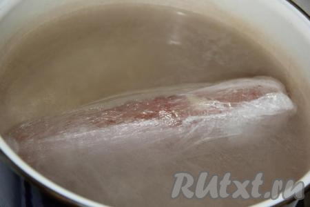 Воду влить в кастрюлю и довести до кипения. Опустить палочку домашней куриной колбасы в кипящую воду и варить в течение 35 минут с момента закипания на небольшом огне.