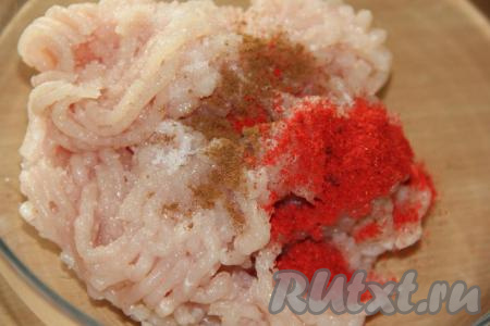 К куриному фаршу добавить соль, специи для курицы, мускатный орех и паприку.