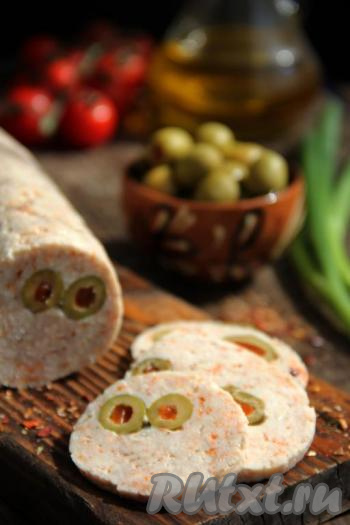   Очень вкусную, нежную куриную колбасу, приготовленную в домашних условиях, нарезать на кусочки и подать к столу. На фото колбаски в разрезе видно, какой красивой и аппетитной она получилась. 