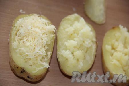 Посыпать картофель сыром. Перемешать "взрыхлённую" мякоть картофеля с сыром.