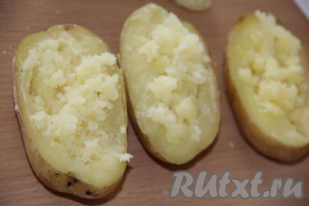 Картофель разрезать на две части и взрыхлить картофельную мякоть чайной ложкой или вилкой.