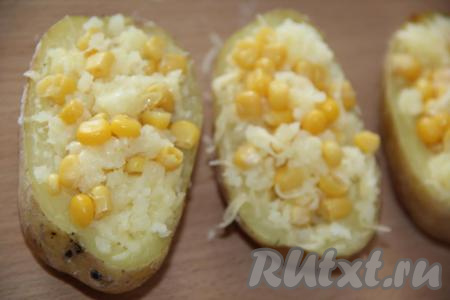 Слегка перемешать картофельно-сырную начинку с кукурузой.