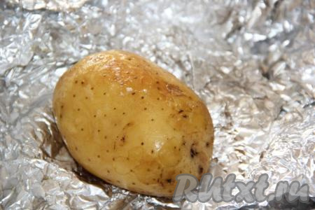 Запекать картошку, завёрнутую в фольгу, в разогретой духовке минут 35-45 при температуре 250 градусов. В зависимости от сорта и величины картофелин, на запекание может понадобиться больше времени. Готовность можно проверить с помощью зубочистки. Я протыкаю картошку зубочисткой через фольгу (если картофелина легко прокалывается, значит она готова). Готовый запечённый картофель достать из духовки, развернуть, дать немного остыть.