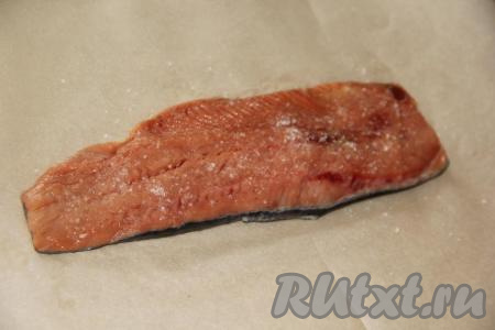 Горбушу промыть под проточной водой, удалить голову, хвост и внутренности. Разрезать рыбу на две части вдоль хребта и удалить позвоночную кость с крупными костями. У нас получатся 2 филе горбуши, посолить их по вкусу.