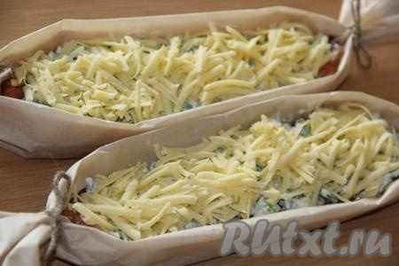 Поверх начинки выложить натёртый сыр.