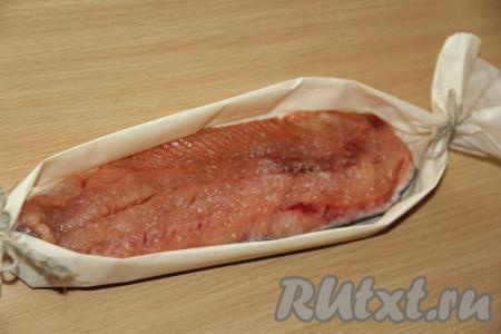 На подходящий по размеру кусок бумаги для выпечки, сложенный вдвое, выложить одно филе горбуши и завязать края нитью с двух сторон, сформировав&nbsp;как бы &nbsp;"лодочку". Аналогично сделать вторую лодочку с филе горбуши. Если нет пергаментной бумаги, можно сделать лодочки из фольги.