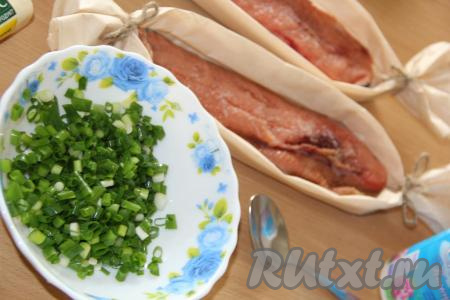 Зелёный лук вымыть и&nbsp;нарезать маленькими колечками.