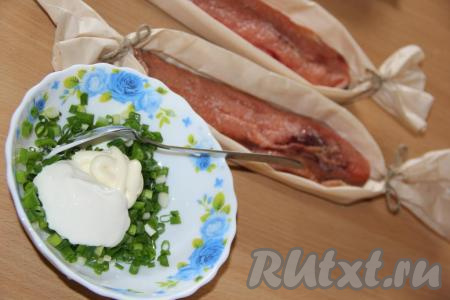 Добавить к луку сметану, майонез и соль, перемешать начинку. 