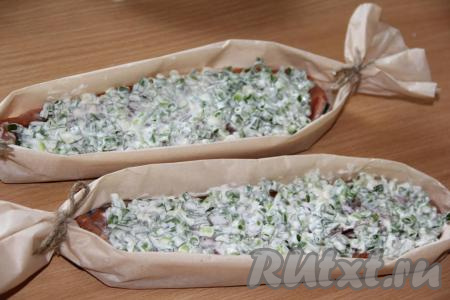 Выложить начинку поверх филе. У нас получатся две лодочки.