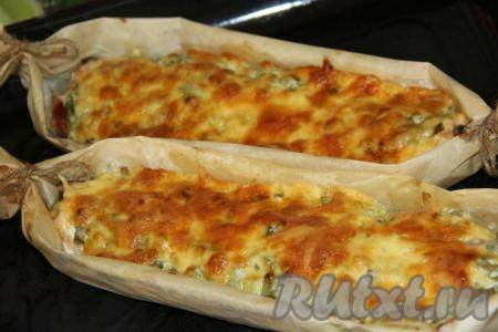 Переложить лодочки с горбушей на противень и запекать в разогретой духовке минут 30 при температуре 200 градусов.