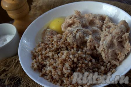 Соединить в глубокой миске мясной фарш, яйцо и остывшую гречневую кашу, добавить соль и специи по вкусу.