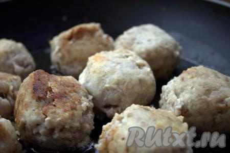 Из получившегося фарша сформировать шарики средних размеров - тефтельки. Растительное масло разогреть на сковороде, затем выложить сформированные тефтели и обжарить на среднем огне до румяности с двух сторон.