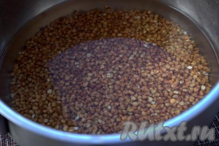 Перебрать гречневую крупу, а затем промыть прохладной водой. Промытую гречку поместить в кастрюлю с кипящей водой (воды должно быть в 2 раза больше, чем гречки), после закипания уменьшить огонь и варить минут 20-25 (до полной готовности гречки). Готовой гречневой каше дать остыть.