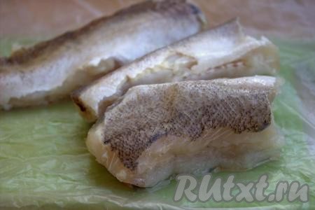 Рыбу вымыть, удалить хвост, голову, внутренности, чёрную пленку, находящуюся внутри брюшка, и плавники, хорошо промыть.