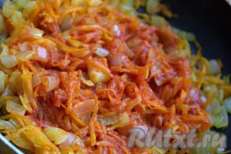 Затем к обжаренным овощам в сковороду выложить 2 столовые ложки томатной пасты, посолить, приправить по вкусу чёрным молотым перцем, ещё раз хорошо перемешать. Огонь убавить до минимума и потомить овощи с томатной пастой, примерно, 10 минут, периодически помешивая. Добавить к&nbsp;тушёным овощам&nbsp;уксус, перемешать, выключить огонь. Сковороду накрыть крышкой и дать маринаду немного&nbsp;остыть.