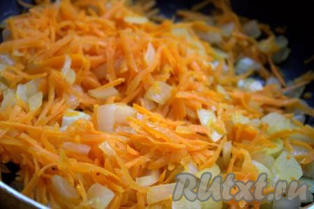 Налить&nbsp;немного растительного масла в сковороду, выложить лук и обжарить его до мягкости на среднем огне (в течение 3-5 минут), иногда перемешивая. Когда лук обжарится до мягкости, выложить к нему натёртую морковь, хорошо перемешать, обжаривать на среднем огне минут 10 (до мягкости моркови), периодически перемешивая.